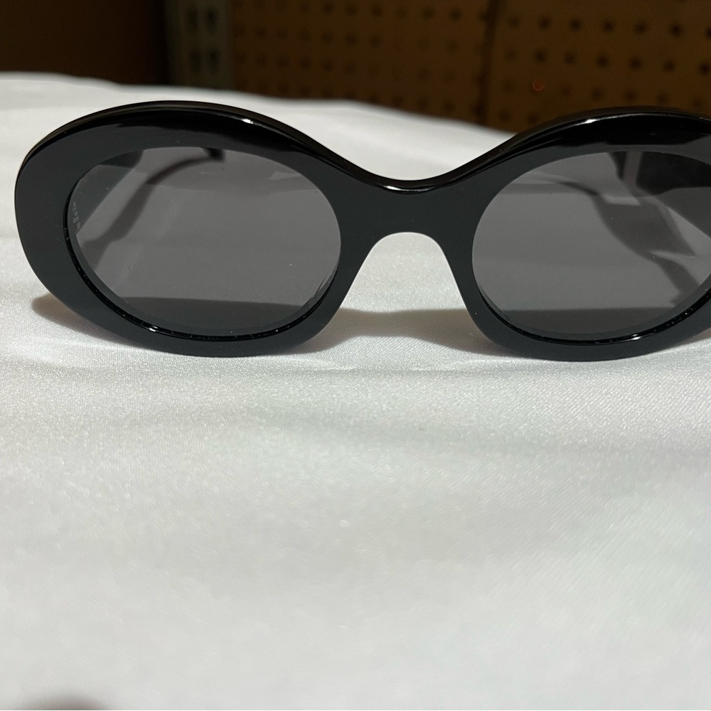 Chic Black Oval Sunglasses